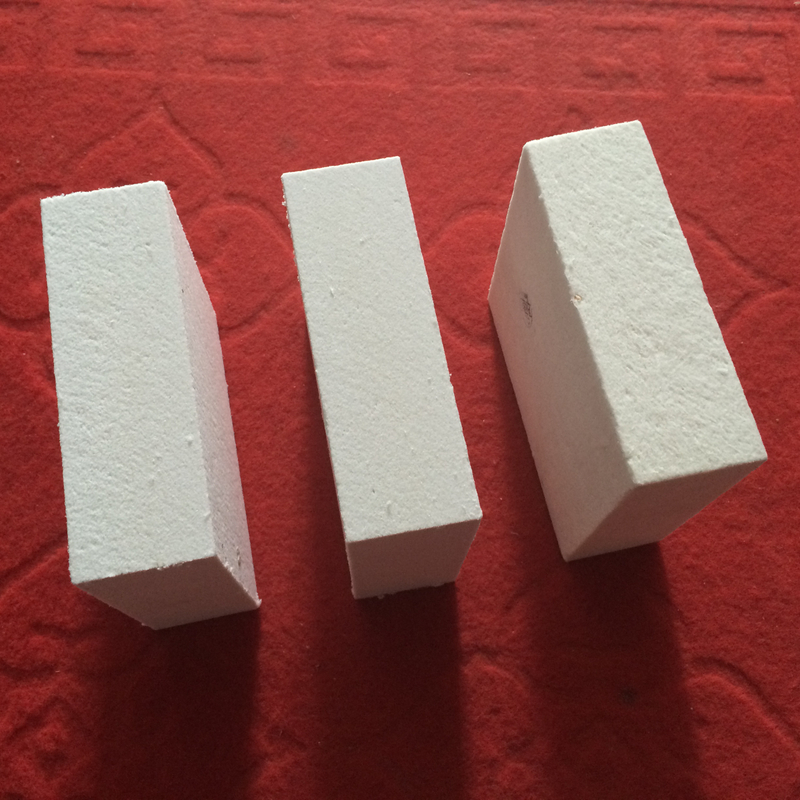Fused corundum refractory brick